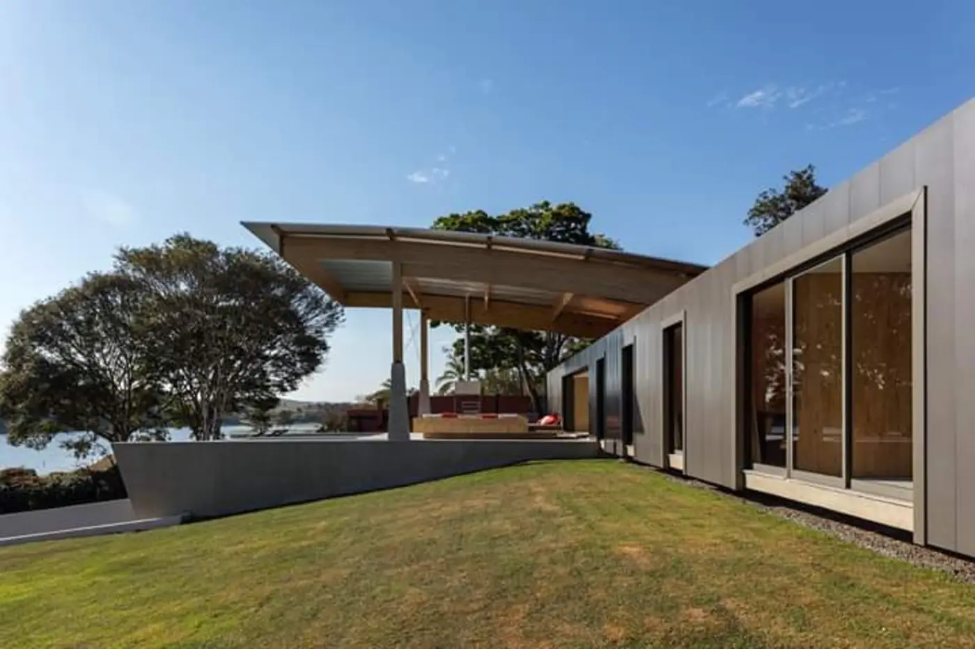 Porta de vidro fixa em fachada residencial contemporânea com jardim