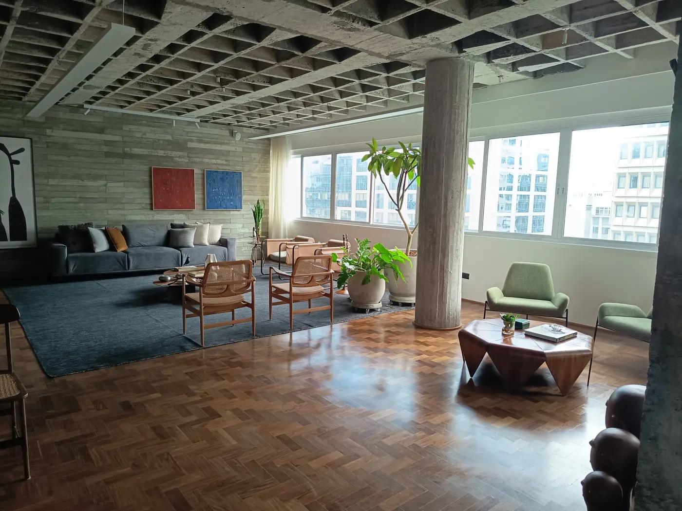 Janela ampla piso-teto com perfil branco em sala de estar iluminada