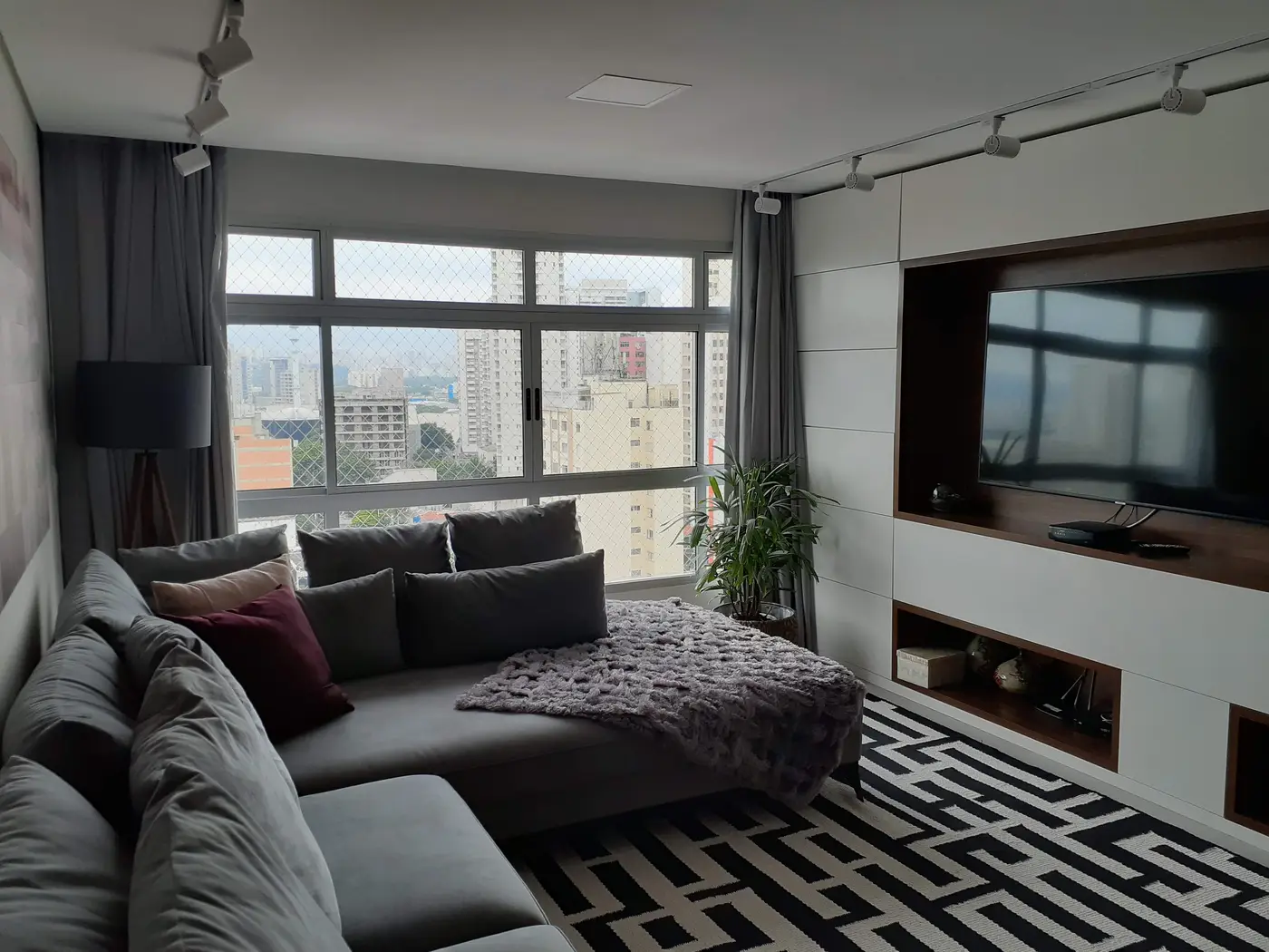 Sala de estar com janelas de alumínio amplas e vista panorâmica da cidade